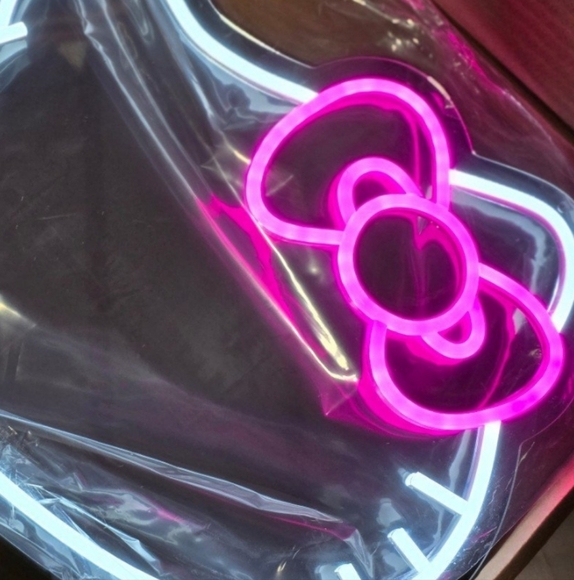 New Hello Kitty Led lighted mirror 15" - Picture 5 of 7